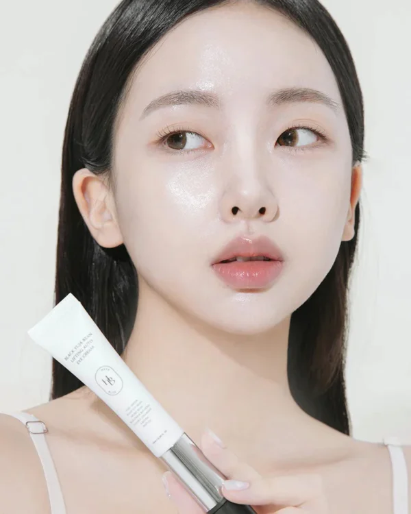 heveblue-black-yuja-bean-lifting-auto-eye-cream-15ml-model_1024x1024 HEVEBLUE Black Yuja Bean Lifting Eye Cream